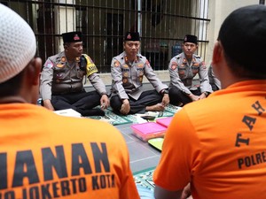 Momen Kapolres Mojokerto Kota Bukber dengan Tahanan
