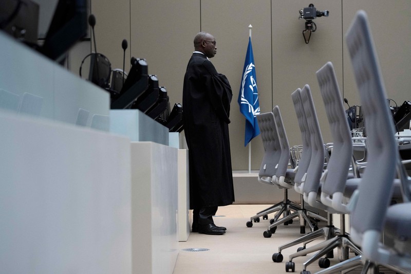 Mantan Presiden Filipina, Rodrigo Duterte, muncul pada hari Jumat (14/03) melalui tautan video di hadapan para hakim di Mahkamah Pidana Internasional ICC di Den Haag, Belanda, beberapa hari setelah penangkapannya di Manila. (Peter Dejong/Pool via REUTERS)