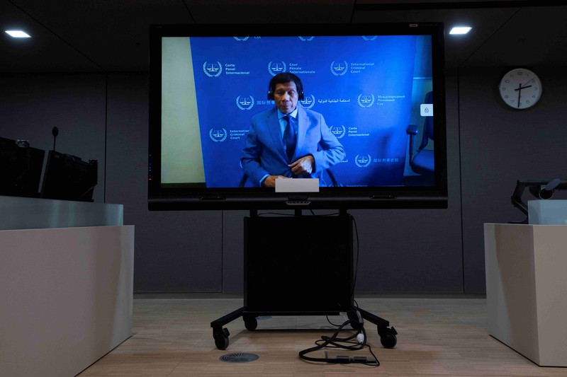 Mantan Presiden Filipina, Rodrigo Duterte, muncul pada hari Jumat (14/03) melalui tautan video di hadapan para hakim di Mahkamah Pidana Internasional ICC di Den Haag, Belanda, beberapa hari setelah penangkapannya di Manila. (Peter Dejong/Pool via REUTERS)