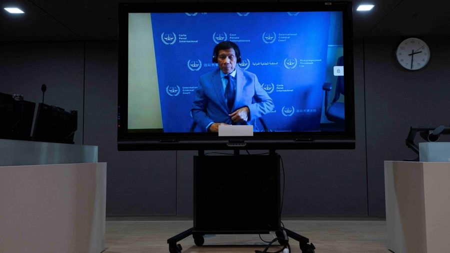 Mantan Presiden Filipina, Rodrigo Duterte, muncul pada hari Jumat (14/03) melalui tautan video di hadapan para hakim di Mahkamah Pidana Internasional ICC di Den Haag, Belanda, beberapa hari setelah penangkapannya di Manila. (Peter Dejong/Pool via REUTERS) Mantan Presiden Filipina, Rodrigo Duterte, muncul pada hari Jumat (14/03) melalui tautan video di hadapan para hakim di Mahkamah Pidana Internasional ICC di Den Haag, Belanda, beberapa hari setelah penangkapannya di Manila. (Peter Dejong/Pool via REUTERS)