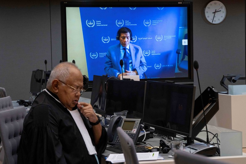 Mantan Presiden Filipina, Rodrigo Duterte, muncul pada hari Jumat (14/03) melalui tautan video di hadapan para hakim di Mahkamah Pidana Internasional ICC di Den Haag, Belanda, beberapa hari setelah penangkapannya di Manila. (Peter Dejong/Pool via REUTERS)