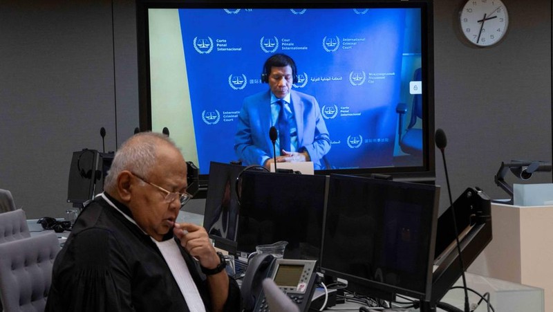 Mantan Presiden Filipina, Rodrigo Duterte, muncul pada hari Jumat (14/03) melalui tautan video di hadapan para hakim di Mahkamah Pidana Internasional ICC di Den Haag, Belanda, beberapa hari setelah penangkapannya di Manila. (Peter Dejong/Pool via REUTERS)
