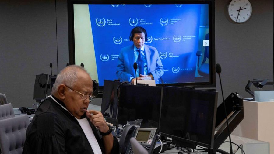 Mantan Presiden Filipina, Rodrigo Duterte, muncul pada hari Jumat (14/03) melalui tautan video di hadapan para hakim di Mahkamah Pidana Internasional ICC di Den Haag, Belanda, beberapa hari setelah penangkapannya di Manila. (Peter Dejong/Pool via REUTERS) Mantan Presiden Filipina, Rodrigo Duterte, muncul pada hari Jumat (14/03) melalui tautan video di hadapan para hakim di Mahkamah Pidana Internasional ICC di Den Haag, Belanda, beberapa hari setelah penangkapannya di Manila. (Peter Dejong/Pool via REUTERS)