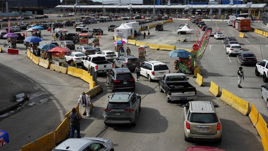 Antrian kendaraan yang menuju utara menuju San Diego, California, di perbatasan San Ysidro antara Meksiko dan AS, di Tijuana, Meksiko, 12 Maret 2025. REUTERS/Aimee Melo