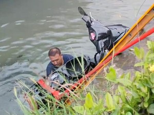 Diduga Tali Gas Nyangkut, Motor Tercebur ke Saluran Air di Bogor