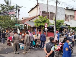 Petugas Gabungan Tertibkan Pedagang yang Bandel di Pasar Semampir Probolinggo