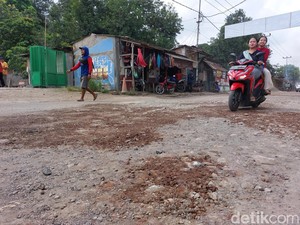 Sambut Pemudik, Jalan Rusak di Jalur Alternatif Cirebon Diperbaiki