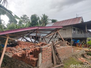 Pohon Tumbang Timpa 2 Rumah Warga di Polman, Wanita Lansia Tewas