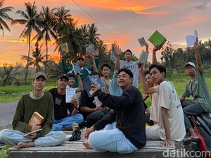 Menanti Azan Magrib Sambil Baca Buku di Perpustakaan Jalanan Lombok Timur