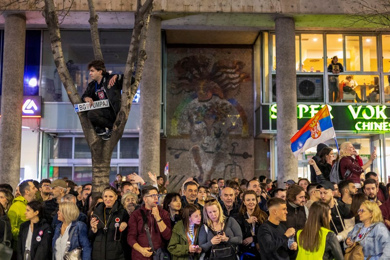 Aksi demonstrasi para pelajar dari seluruh Serbia saat mereka berkumpul di ibu kota Beograd untuk melakukan protes massal atas runtuhnya atap stasiun kereta api Novi Sad yang fatal pada November 2024, di Beograd, Serbia, 14 Maret 2025. (REUTERS/Djordje Kojadinovic)