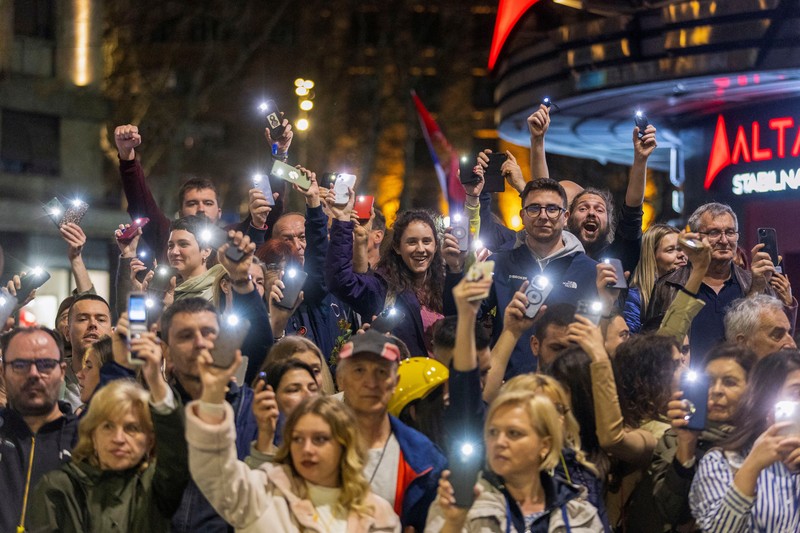 Aksi demonstrasi para pelajar dari seluruh Serbia saat mereka berkumpul di ibu kota Beograd untuk melakukan protes massal atas runtuhnya atap stasiun kereta api Novi Sad yang fatal pada November 2024, di Beograd, Serbia, 14 Maret 2025. (REUTERS/Djordje Kojadinovic)