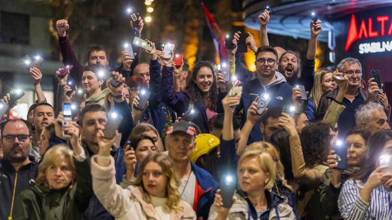 Aksi demonstrasi para pelajar dari seluruh Serbia saat mereka berkumpul di ibu kota Beograd untuk melakukan protes massal atas runtuhnya atap stasiun kereta api Novi Sad yang fatal pada November 2024, di Beograd, Serbia, 14 Maret 2025. (REUTERS/Djordje Kojadinovic)