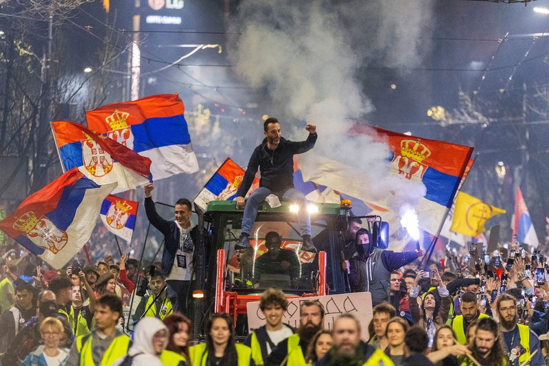 Aksi demonstrasi para pelajar dari seluruh Serbia saat mereka berkumpul di ibu kota Beograd untuk melakukan protes massal atas runtuhnya atap stasiun kereta api Novi Sad yang fatal pada November 2024, di Beograd, Serbia, 14 Maret 2025. (REUTERS/Djordje Kojadinovic)