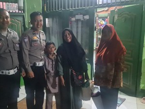 Aksi Polisi Bantu Ibu Bawa Anak Bingung Kehabisan Tiket Bus Mudik