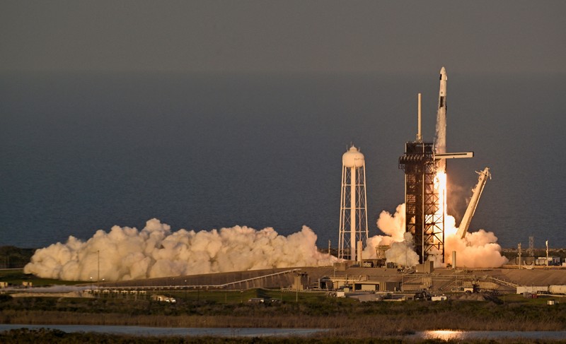 Roket SpaceX Falcon 9, dengan empat awak di atas pesawat ruang angkasa Crew Dragon, lepas landas dalam misi ke Stasiun Luar Angkasa Internasional dari landasan 39A di Kennedy Space Center di Cape Canaveral, Florida, Jumat, 14 Maret 2025. (REUTERS/Steve Nesius)