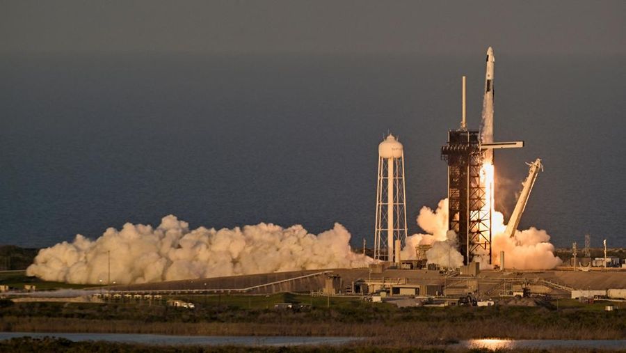 Roket SpaceX Falcon 9, dengan empat awak di atas pesawat ruang angkasa Crew Dragon, lepas landas dalam misi ke Stasiun Luar Angkasa Internasional dari landasan 39A di Kennedy Space Center di Cape Canaveral, Florida, Jumat, 14 Maret 2025. (REUTERS/Steve Nesius)