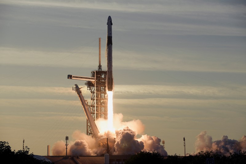 Roket SpaceX Falcon 9, dengan empat awak di atas pesawat ruang angkasa Crew Dragon, lepas landas dalam misi ke Stasiun Luar Angkasa Internasional dari landasan 39A di Kennedy Space Center di Cape Canaveral, Florida, Jumat, 14 Maret 2025. (REUTERS/Steve Nesius)