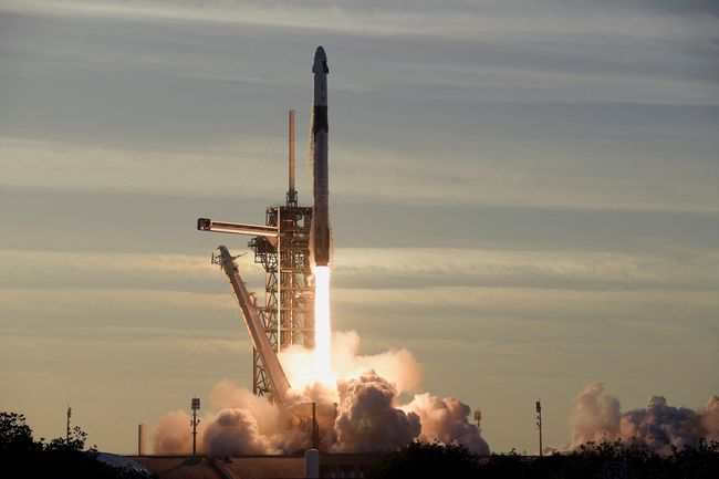 Spacex Visual SpaceX Meluncur, Siap Jemput Astronaut NASA yang Terjebak di Antariksa