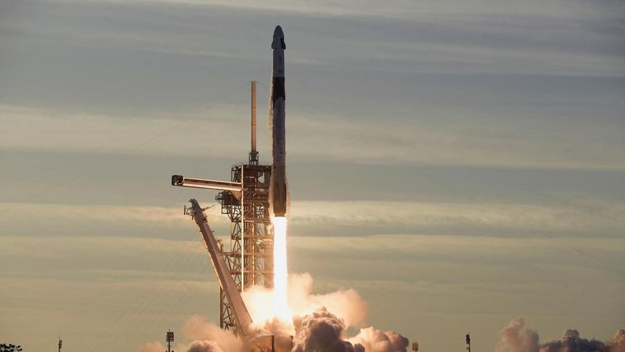 Roket SpaceX Falcon 9, dengan empat awak di atas pesawat ruang angkasa Crew Dragon, lepas landas dalam misi ke Stasiun Luar Angkasa Internasional dari landasan 39A di Kennedy Space Center di Cape Canaveral, Florida, Jumat, 14 Maret 2025. (REUTERS/Steve Nesius)