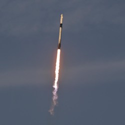 Detik-Detik Falcon 9 Meluncur Jemput 2 Astronaut yang 'Terdampar'