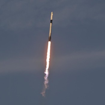 Detik-Detik Falcon 9 Meluncur Jemput 2 Astronaut yang 'Terdampar'