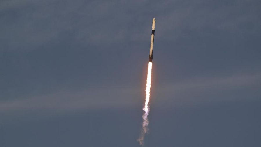 Roket SpaceX Falcon 9, dengan empat awak di atas pesawat ruang angkasa Crew Dragon, lepas landas dalam misi ke Stasiun Luar Angkasa Internasional dari landasan 39A di Kennedy Space Center di Cape Canaveral, Florida, Jumat, 14 Maret 2025. (REUTERS/Steve Nesius)