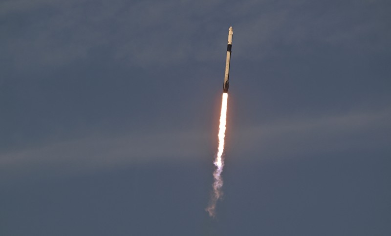 SPACE-EXPLORATION/CREW-10 Roket SpaceX Falcon 9, dengan empat awak di atas pesawat ruang angkasa Crew Dragon, lepas landas dalam misi ke Stasiun Luar Angkasa Internasional dari landasan 39A di Kennedy Space Center di Cape Canaveral, Florida, Jumat, 14 Maret 2025. (REUTERS/Steve Nesius)