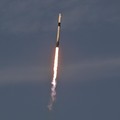 Roket SpaceX Falcon 9, dengan empat awak di atas pesawat ruang angkasa Crew Dragon, lepas landas dalam misi ke Stasiun Luar Angkasa Internasional dari landasan 39A di Kennedy Space Center di Cape Canaveral, Florida, Jumat, 14 Maret 2025. (REUTERS/Ste