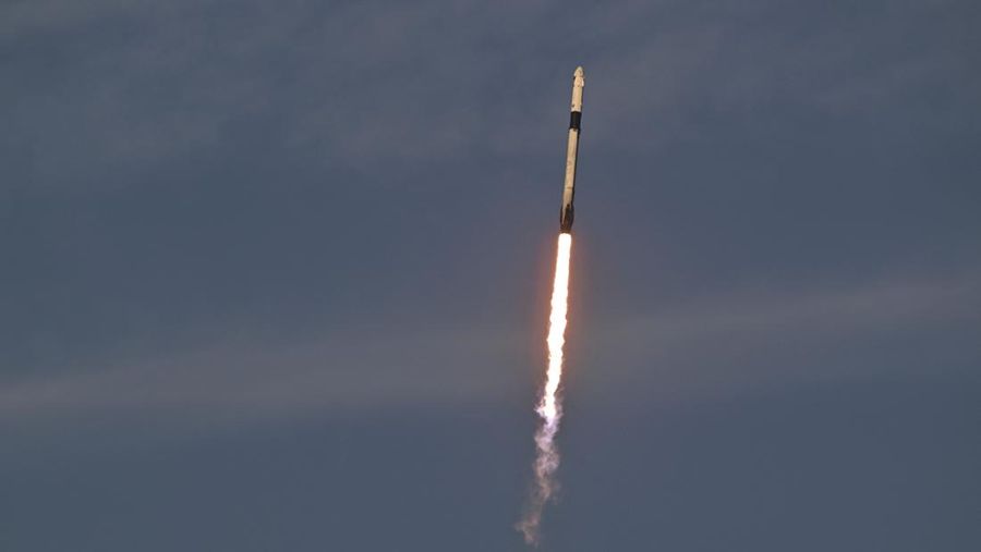 Roket SpaceX Falcon 9, dengan empat awak di atas pesawat ruang angkasa Crew Dragon, lepas landas dalam misi ke Stasiun Luar Angkasa Internasional dari landasan 39A di Kennedy Space Center di Cape Canaveral, Florida, Jumat, 14 Maret 2025. (REUTERS/Steve Nesius)