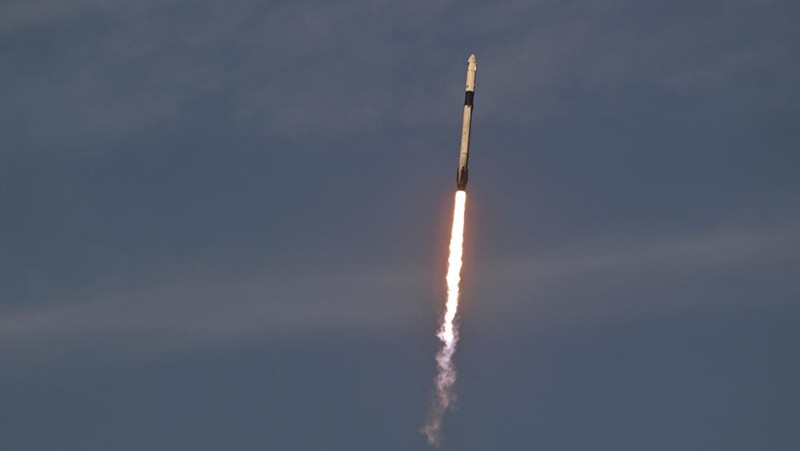 Roket SpaceX Falcon 9, dengan empat awak di atas pesawat ruang angkasa Crew Dragon, lepas landas dalam misi ke Stasiun Luar Angkasa Internasional dari landasan 39A di Kennedy Space Center di Cape Canaveral, Florida, Jumat, 14 Maret 2025. (REUTERS/Steve Nesius)
