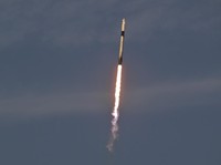 Roket SpaceX Falcon 9, dengan empat awak di atas pesawat ruang angkasa Crew Dragon, lepas landas dalam misi ke Stasiun Luar Angkasa Internasional dari landasan 39A di Kennedy Space Center di Cape Canaveral, Florida, Jumat, 14 Maret 2025. (REUTERS/Ste