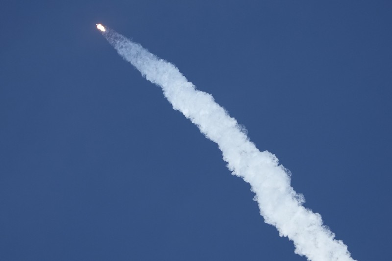 Roket SpaceX Falcon 9, dengan empat awak di atas pesawat ruang angkasa Crew Dragon, lepas landas dalam misi ke Stasiun Luar Angkasa Internasional dari landasan 39A di Kennedy Space Center di Cape Canaveral, Florida, Jumat, 14 Maret 2025. (REUTERS/Steve Nesius)