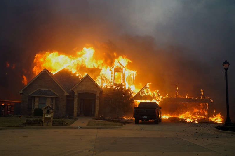 USA-WILDFIRES/ Pemukiman yang terbakar saat kebakaran hutan di Stillwater, Oklahoma, AS, 14 Maret 2025. REUTERS/Nick Oxford