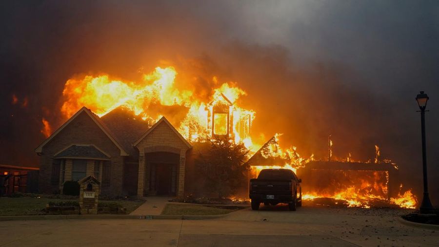 Pemukiman yang terbakar saat kebakaran hutan di Stillwater, Oklahoma, AS, 14 Maret 2025.  REUTERS/Nick Oxford