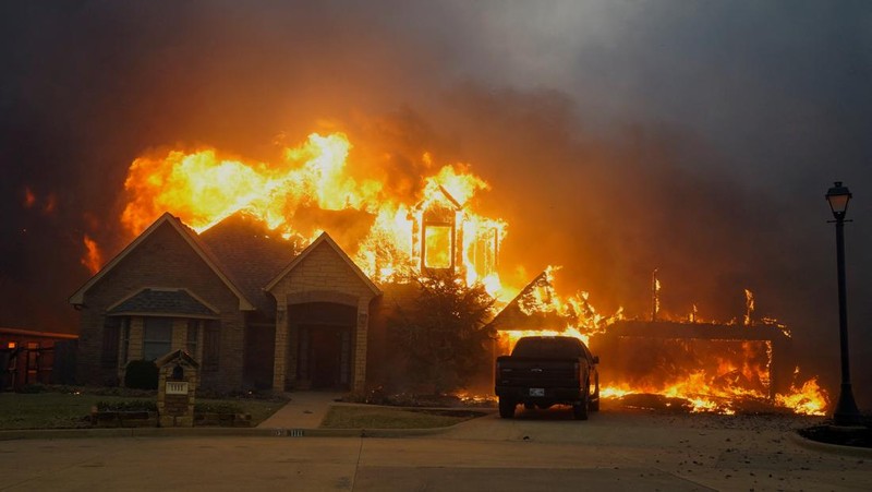 Pemukiman yang terbakar saat kebakaran hutan di Stillwater, Oklahoma, AS, 14 Maret 2025.  REUTERS/Nick Oxford