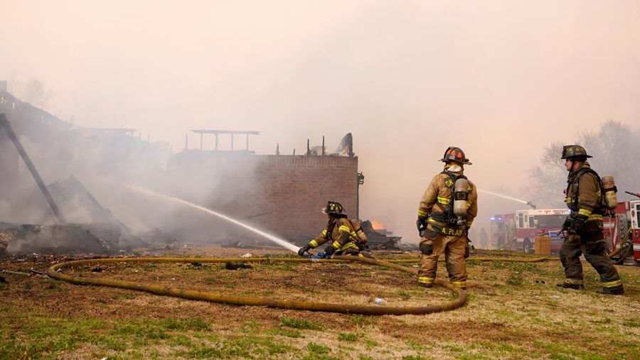 Pemukiman yang terbakar saat kebakaran hutan di Stillwater, Oklahoma, AS, 14 Maret 2025.  REUTERS/Nick Oxford