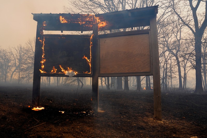 Pemukiman yang terbakar saat kebakaran hutan di Stillwater, Oklahoma, AS, 14 Maret 2025.  REUTERS/Nick Oxford