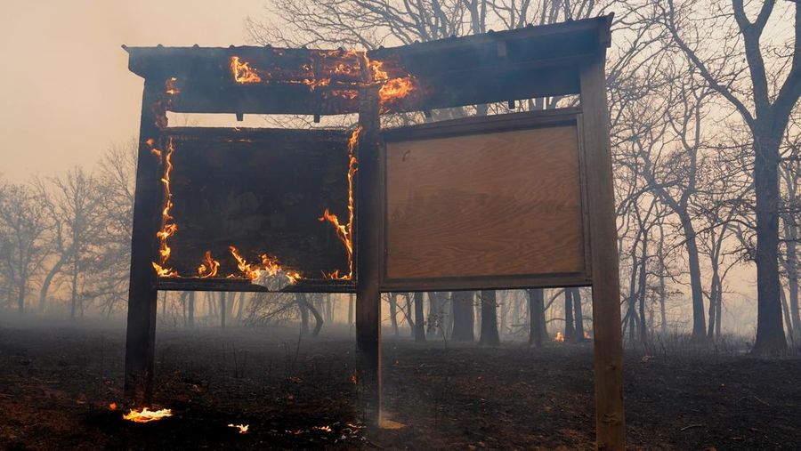 Pemukiman yang terbakar saat kebakaran hutan di Stillwater, Oklahoma, AS, 14 Maret 2025.  REUTERS/Nick Oxford