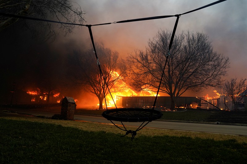 Pemukiman yang terbakar saat kebakaran hutan di Stillwater, Oklahoma, AS, 14 Maret 2025.  REUTERS/Nick Oxford