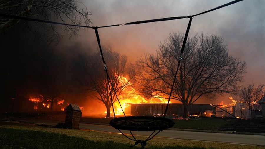 Pemukiman yang terbakar saat kebakaran hutan di Stillwater, Oklahoma, AS, 14 Maret 2025.  REUTERS/Nick Oxford