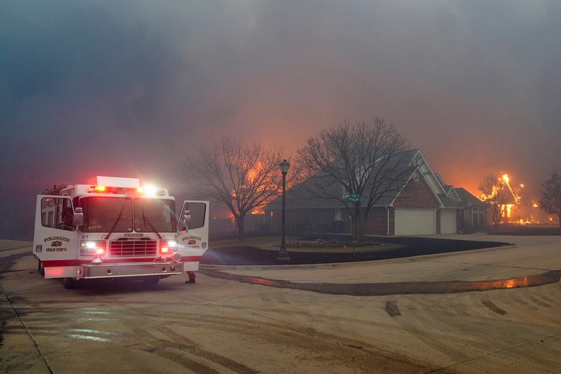 Pemukiman yang terbakar saat kebakaran hutan di Stillwater, Oklahoma, AS, 14 Maret 2025.  REUTERS/Nick Oxford