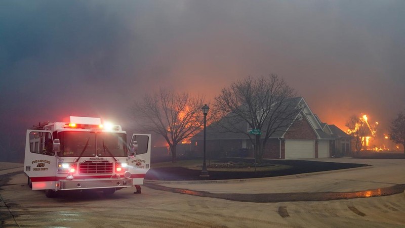 Pemukiman yang terbakar saat kebakaran hutan di Stillwater, Oklahoma, AS, 14 Maret 2025.  REUTERS/Nick Oxford
