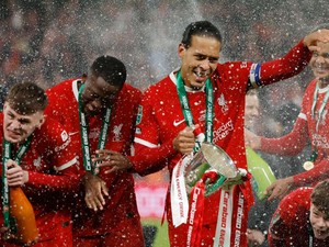 Bisa Angkat Trofi Carabao Cup Lagi, Kapten Van Dijk?