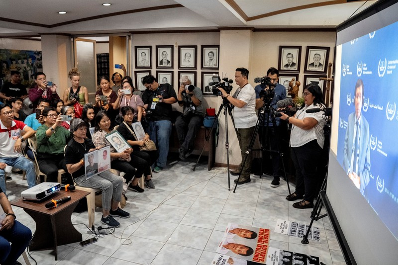 Mantan Presiden Filipina, Rodrigo Duterte, muncul pada hari Jumat (14/03) melalui tautan video di hadapan para hakim di Mahkamah Pidana Internasional ICC di Den Haag, Belanda, beberapa hari setelah penangkapannya di Manila. (Peter Dejong/Pool via REUTERS) Mantan Presiden Filipina, Rodrigo Duterte, muncul pada hari Jumat (14/03) melalui tautan video di hadapan para hakim di Mahkamah Pidana Internasional ICC di Den Haag, Belanda, beberapa hari setelah penangkapannya di Manila. (Peter Dejong/Pool via REUTERS)