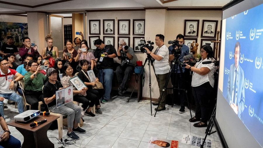 Mantan Presiden Filipina, Rodrigo Duterte, muncul pada hari Jumat (14/03) melalui tautan video di hadapan para pengadil di Mahkamah Pidana Internasional ICC di Den Haag, Belanda, beberapa hari setelah penangkapannya di Manila. (Peter Dejong/Pool via REUTERS) Mantan Presiden Filipina, Rodrigo Duterte, muncul pada hari Jumat (14/03) melalui tautan video di hadapan para pengadil di Mahkamah Pidana Internasional ICC di Den Haag, Belanda, beberapa hari setelah penangkapannya di Manila. (Peter Dejong/Pool via REUTERS)