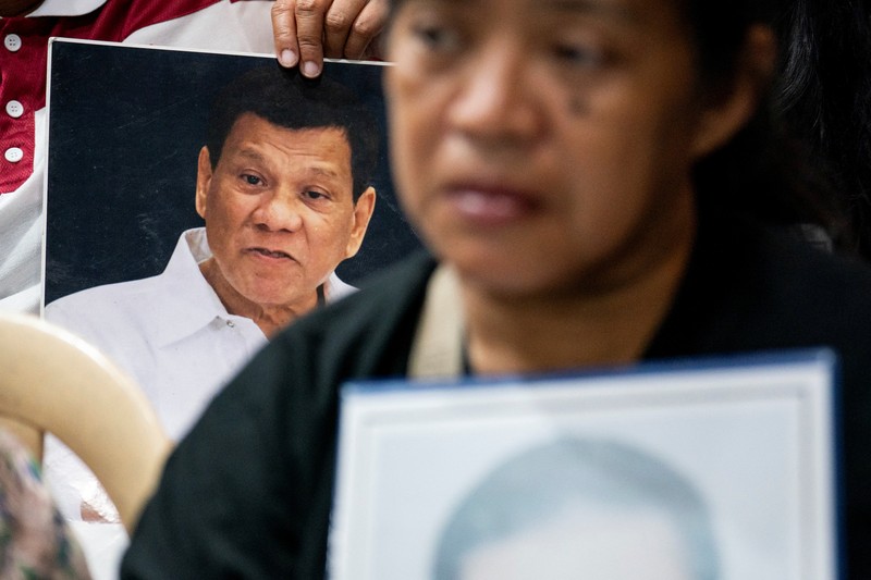 Mantan Presiden Filipina, Rodrigo Duterte, muncul pada hari Jumat (14/03) melalui tautan video di hadapan para hakim di Mahkamah Pidana Internasional ICC di Den Haag, Belanda, beberapa hari setelah penangkapannya di Manila. (Peter Dejong/Pool via REUTERS) Mantan Presiden Filipina, Rodrigo Duterte, muncul pada hari Jumat (14/03) melalui tautan video di hadapan para hakim di Mahkamah Pidana Internasional ICC di Den Haag, Belanda, beberapa hari setelah penangkapannya di Manila. (Peter Dejong/Pool via REUTERS)