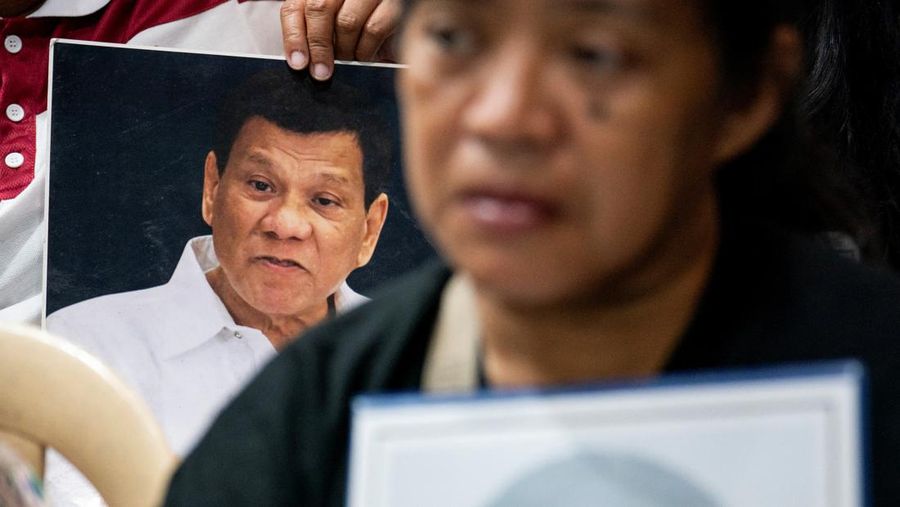 Mantan Presiden Filipina, Rodrigo Duterte, muncul pada hari Jumat (14/03) melalui tautan video di hadapan para hakim di Mahkamah Pidana Internasional ICC di Den Haag, Belanda, beberapa hari setelah penangkapannya di Manila. (Peter Dejong/Pool via REUTERS) Mantan Presiden Filipina, Rodrigo Duterte, muncul pada hari Jumat (14/03) melalui tautan video di hadapan para hakim di Mahkamah Pidana Internasional ICC di Den Haag, Belanda, beberapa hari setelah penangkapannya di Manila. (Peter Dejong/Pool via REUTERS)