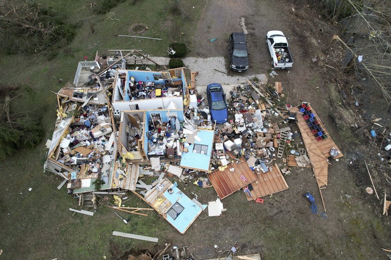 APTOPIX Severe Weather Tornado dahsyat AS menerjang wilayah tengah dan selatan AS yang menewaskan 32 Orang.(AP Photo/Jeff Roberson)