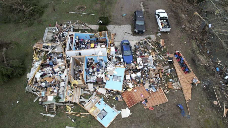 Tornado dahsyat AS menerjang wilayah tengah dan selatan AS yang menewaskan 32 Orang.(AP Photo/Jeff Roberson)