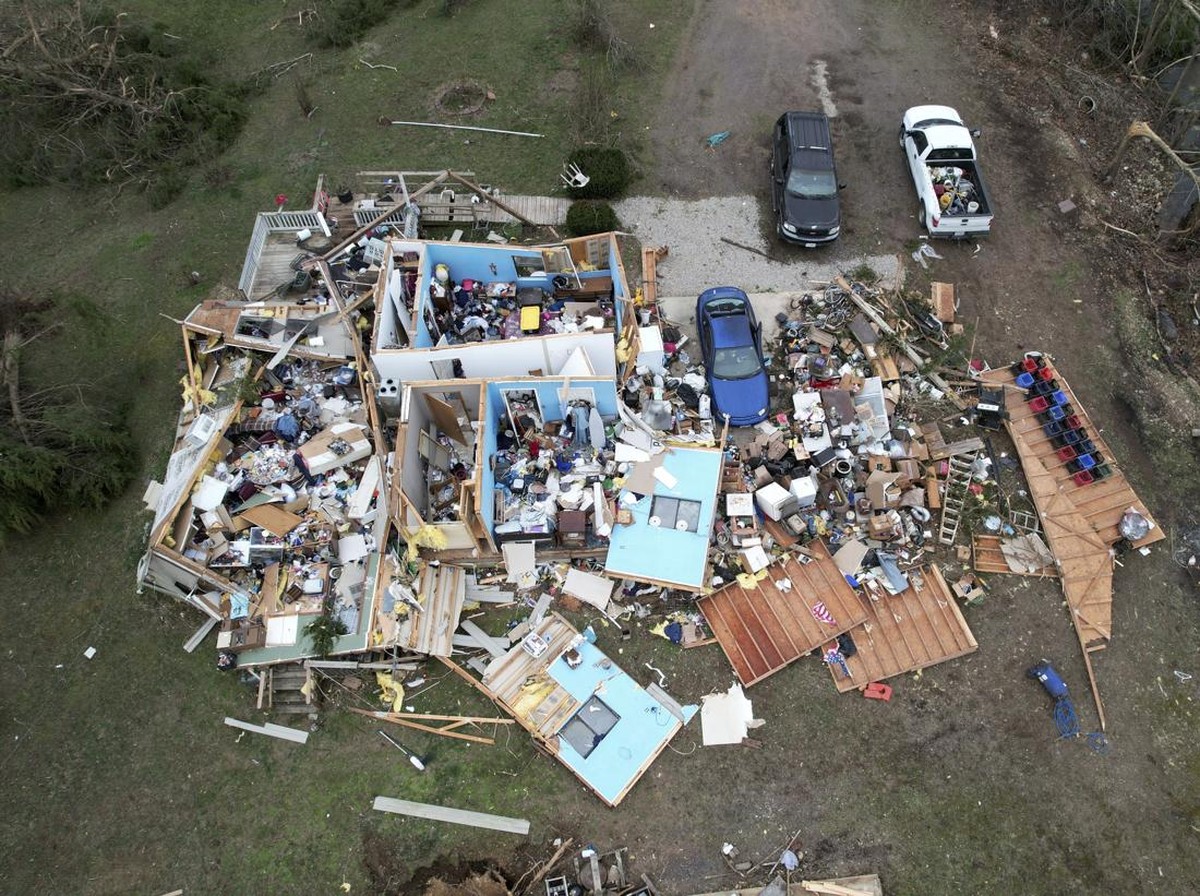 Tornado Dahsyat Melanda Tengah AS: Puluhan Tewas dan Kerusakan Parah